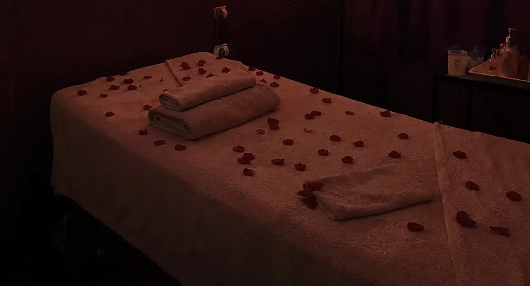 Masaj odasındaki masaj masası — Lila Spa, Esenler misafirlerine hizmet veren salon