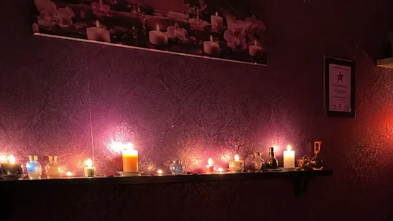 Masaj odasındaki mum rafı — Lila Spa, Esenler misafirlerine hizmet veren salon