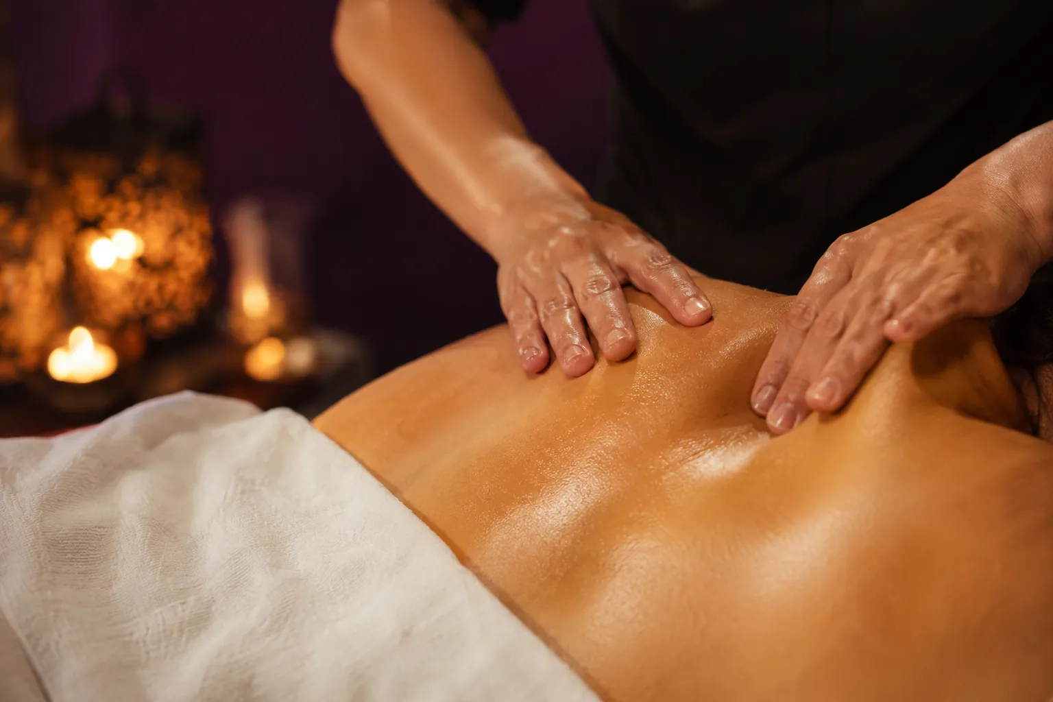 Sırt masajı uygulaması — Lila Spa, Esenler misafirlerine hizmet veren salon